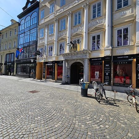 Charming Apartment Laura Tour As Ljubljana By Town Hall Bagian luar foto