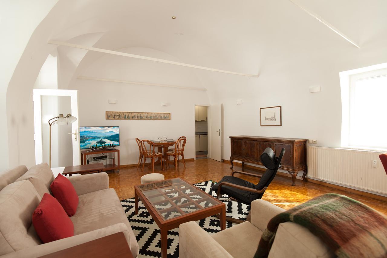 Charming Apartment Laura Tour As Ljubljana By Town Hall Bagian luar foto